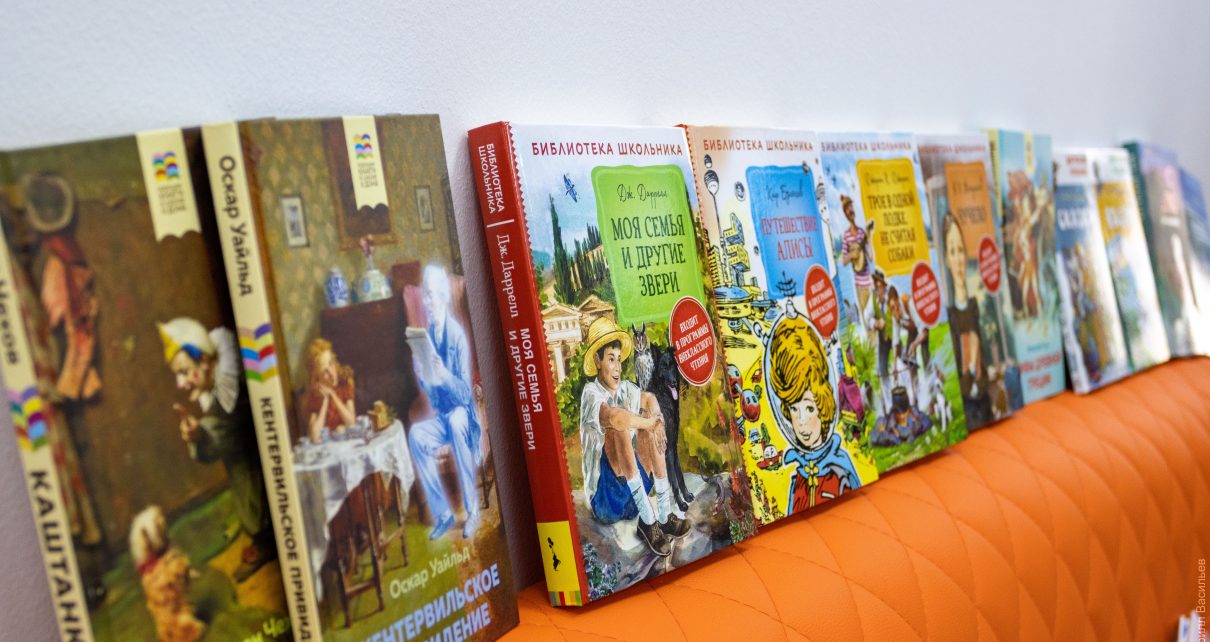 Коркинские библиотеки пополняются новыми книгами. Анатолий Ерёмин подарил 125 детских изданий