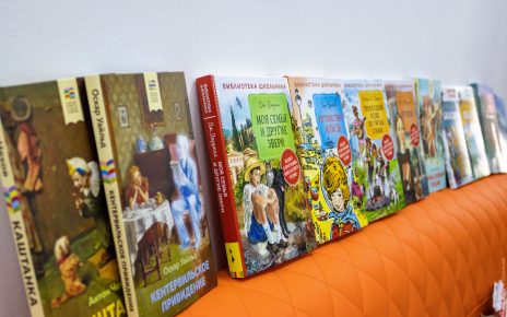 Коркинские библиотеки пополняются новыми книгами. Анатолий Ерёмин подарил 125 детских изданий
