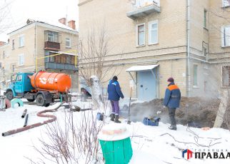 На улице Ленина ликвидируют утечку на теплотрассе