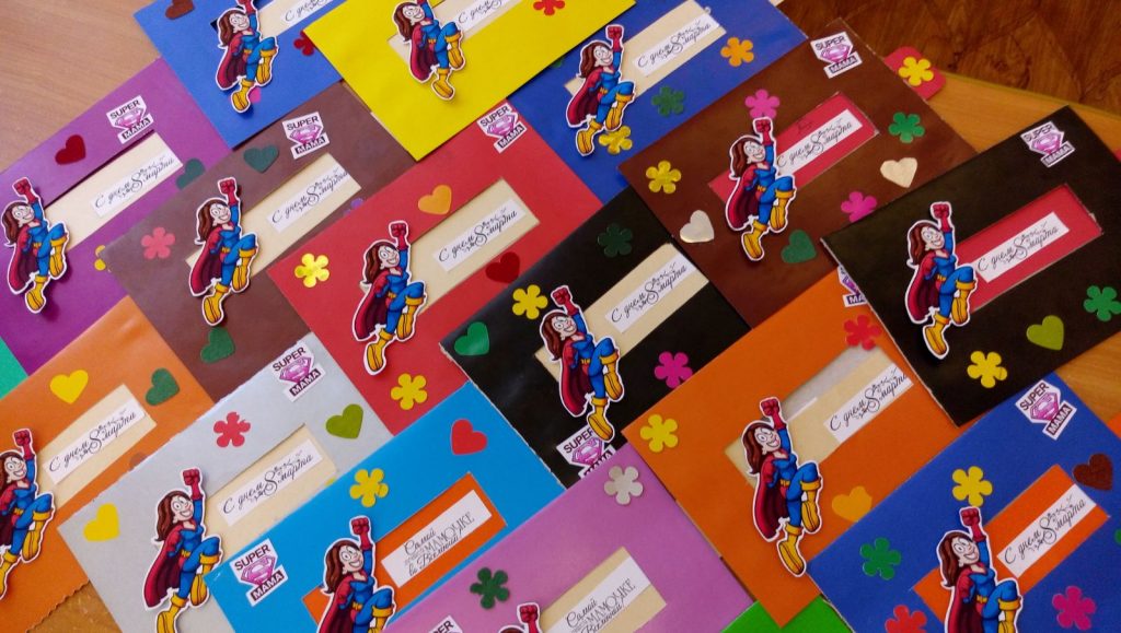 Коркинские школьники сделали открытки для супермам