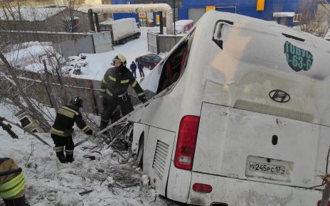 Автобус № 133, следовавший из Челябинска в Первомайский, столкнулся с трактором и съехал в овраг