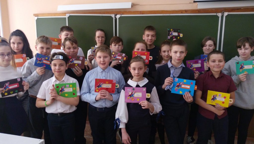 Коркинские школьники сделали открытки для супермам