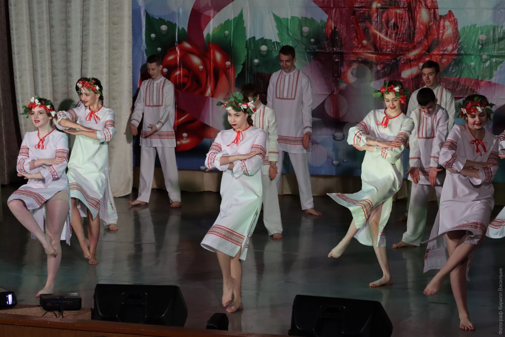 Розы – всем! Коркинских женщин чествовали на сцене ДК «Горняк»