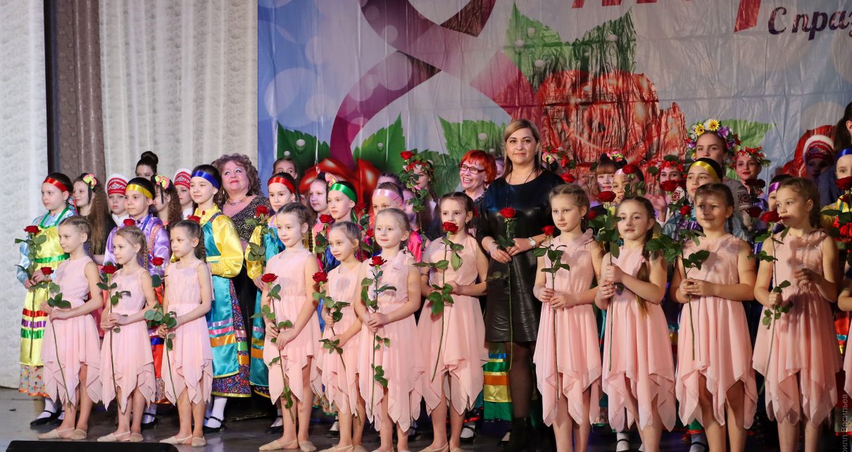Розы – всем! Коркинских женщин чествовали на сцене ДК «Горняк»