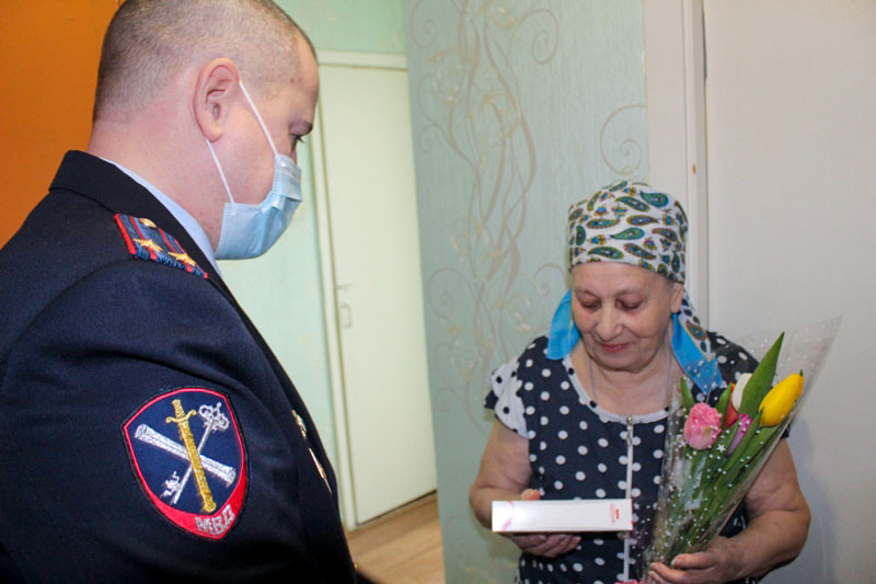 Коркинские полицейские поздравили ветеранов отдела с женским праздником