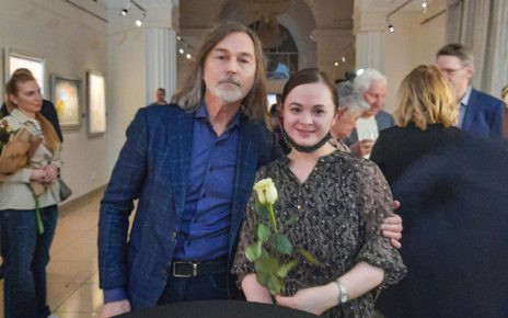 Никас Сафронов подарил розу коркинскому педагогу