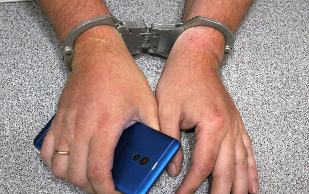Коркинский суд вынес приговор похитившему смартфон инспектору
