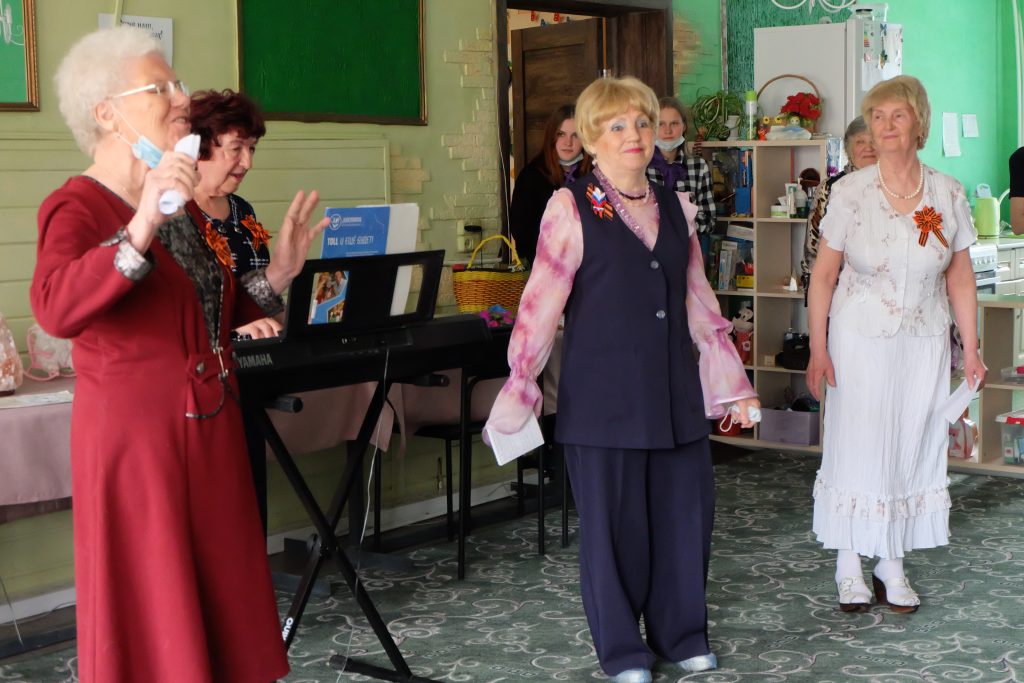 Волонтёры посетили пожилых земляков, живущих в коркинском пансионате