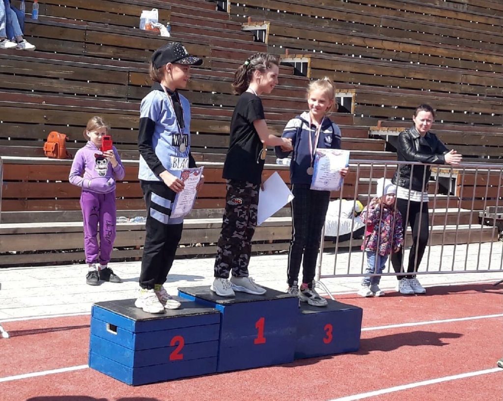 В Первомай юные коркинские легкоатлеты впервые соревновались на новой беговой дорожке стадиона «Горняк»