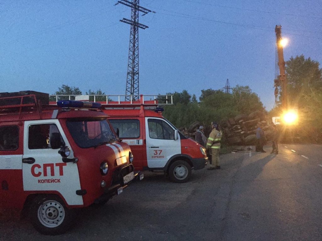 Сотрудники МЧС обеспечили освещением участок, где упал автокран