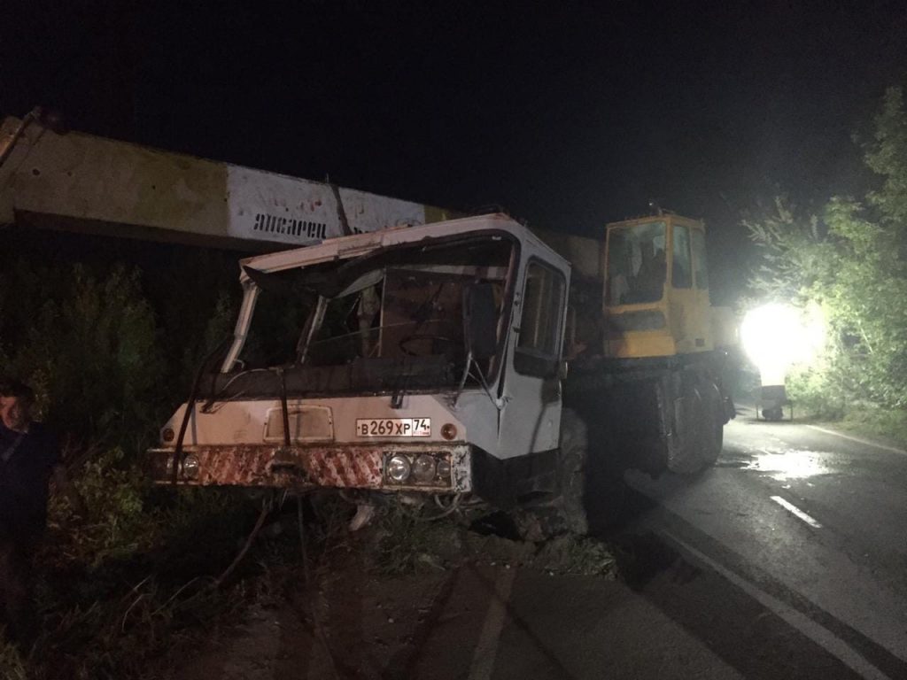 Сотрудники МЧС обеспечили освещением участок, где упал автокран