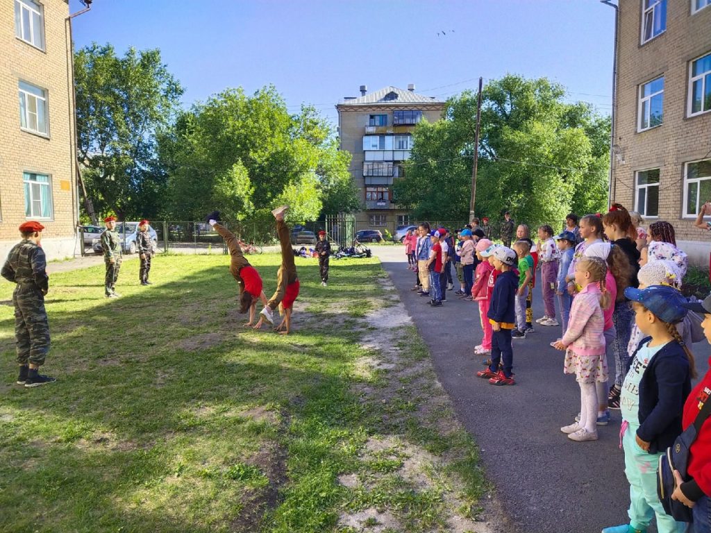 Фестиваль ГТО и рисунки на асфальте: в десятой школе отпраздновали День России