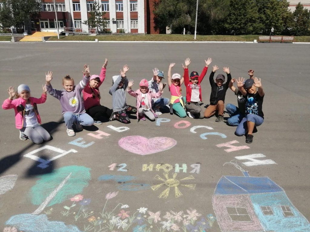 Фестиваль ГТО и рисунки на асфальте: в десятой школе отпраздновали День России