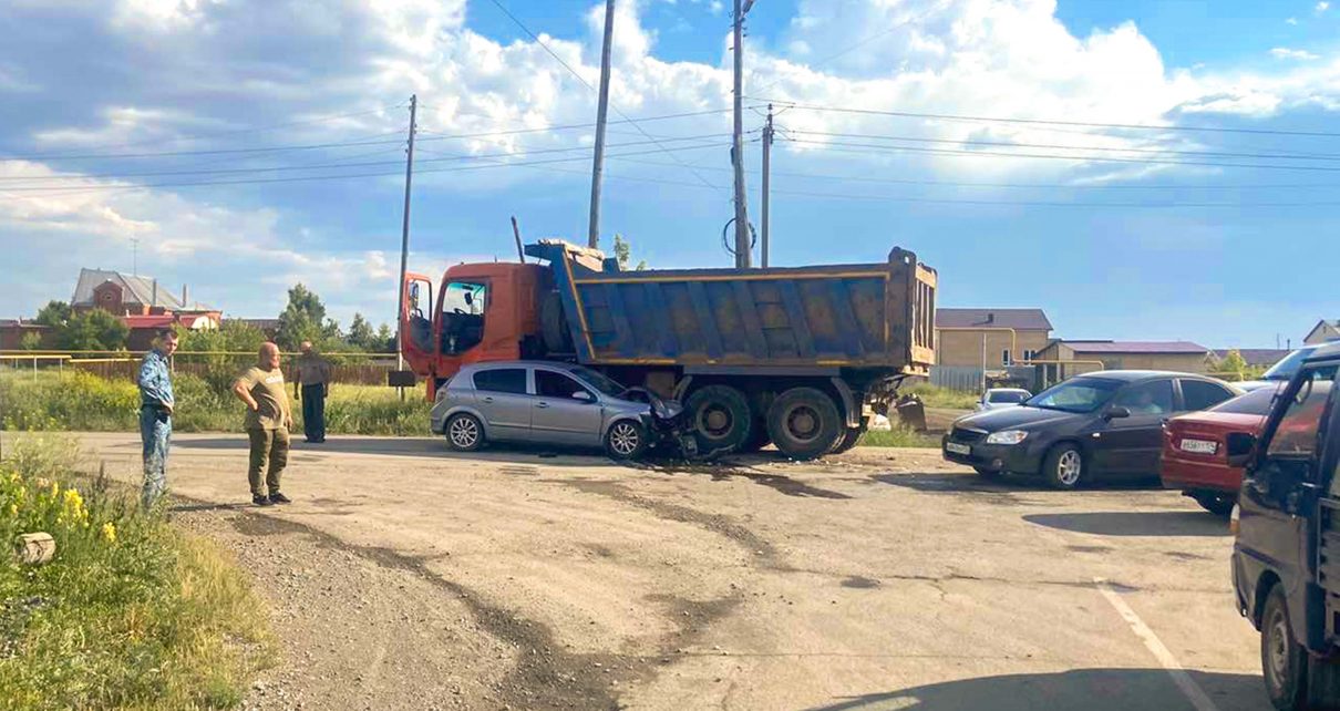 В Коркино при столкновении с грузовиком пострадал водитель «Опеля»