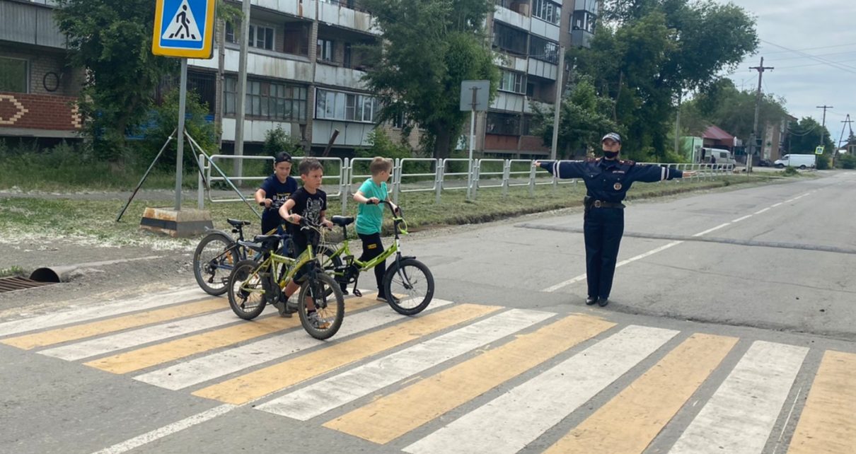 Сотрудники ГИБДД напомнили детям, как безопасно ездить на велосипеде