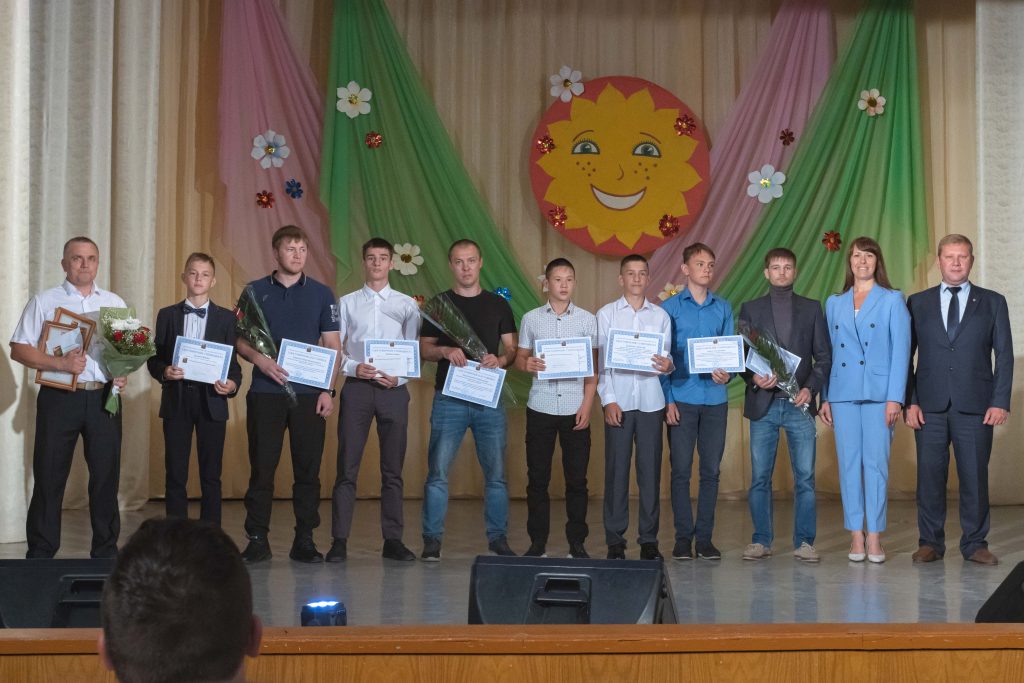 Сто одарённых детей наградили стипендией главы Коркинского района