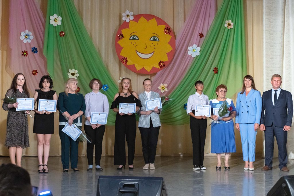 Сто одарённых детей наградили стипендией главы Коркинского района