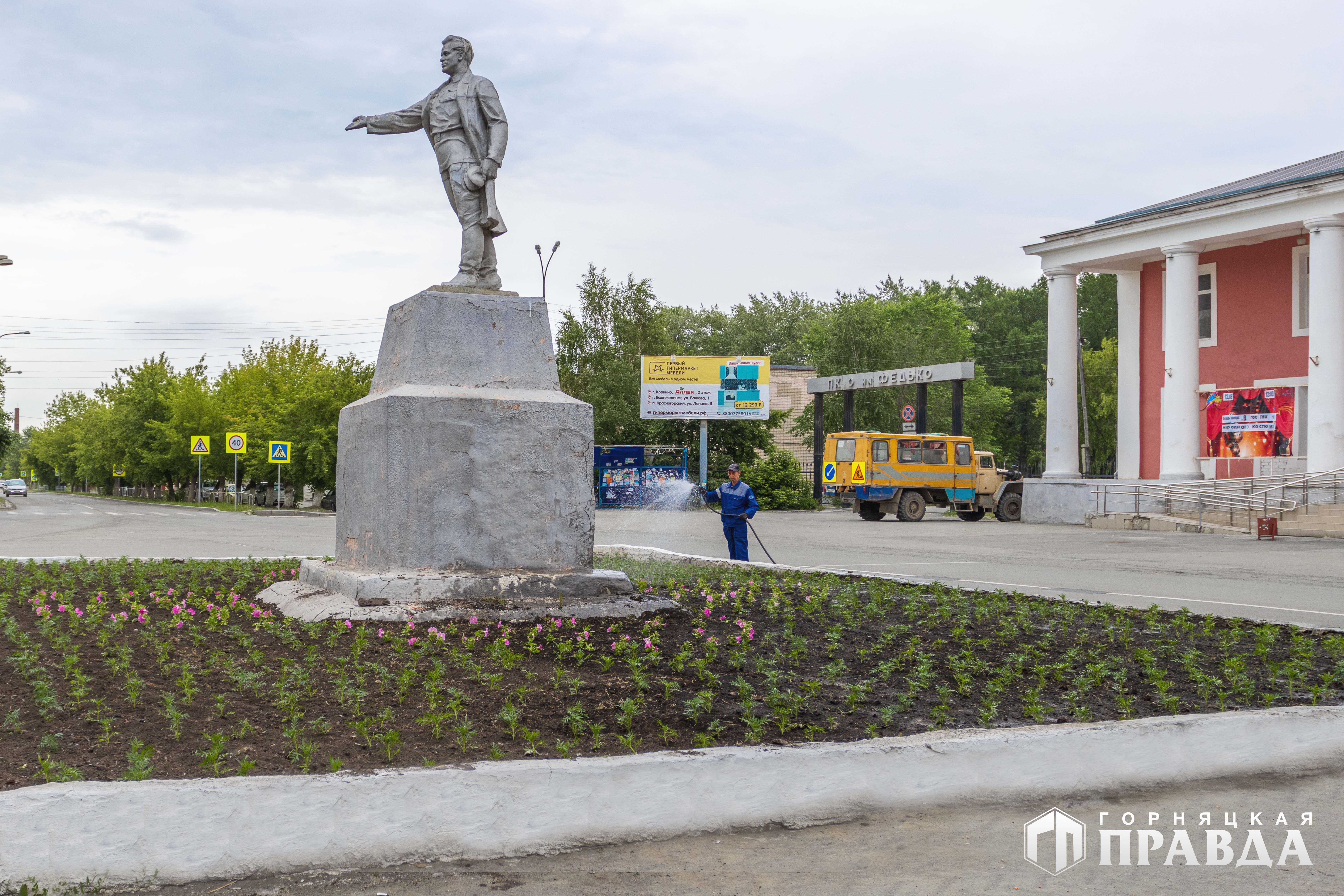 На клумбы в Коркино высажено десять тысяч цветов - Новости Коркинского  округа