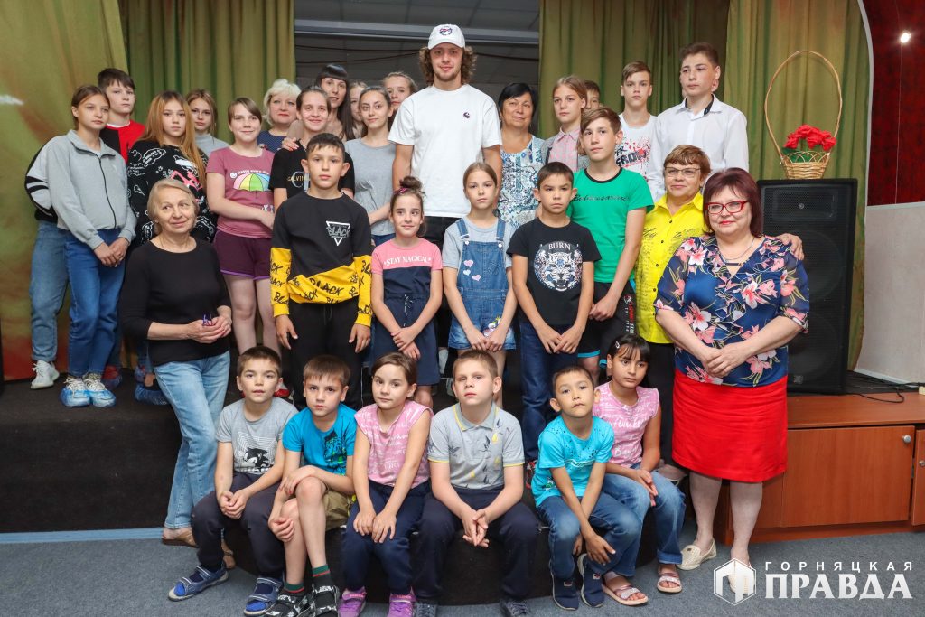 Артемий Панарин посетил коркинский центр «Добрые сердца»