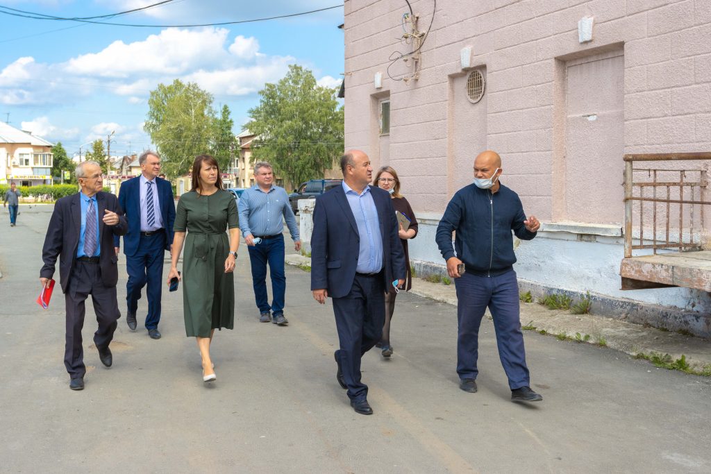 Заместитель губернатора Евгений Голицын оценил ремонтные работы в Коркинском районе