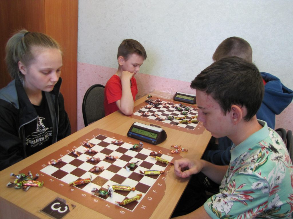 Коркинские школьники победили в конфетном шашечном турнире