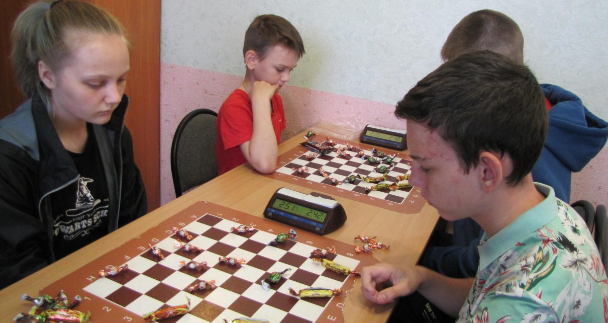 Коркинские школьники победили в конфетном шашечном турнире