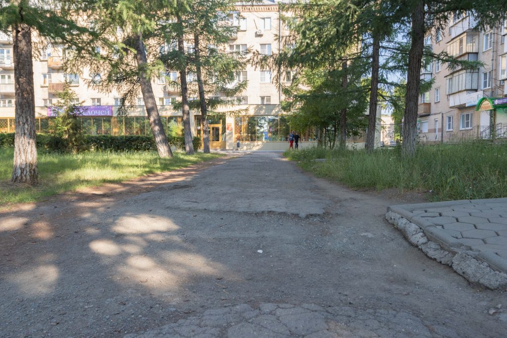 В Коркино благоустраивают тротуар, который попросили сделать жители