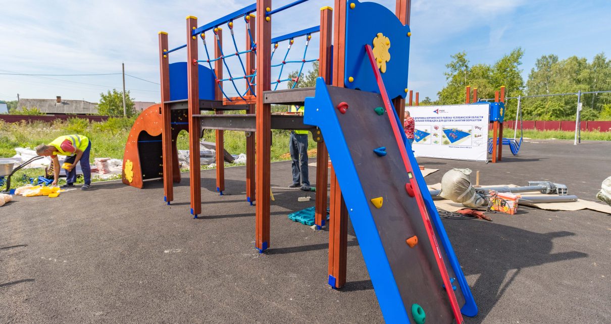 В Дубровке строят универсальную площадку для детей и занятий воркаутом
