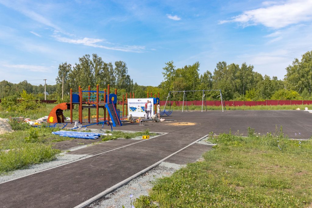 В Дубровке строят универсальную площадку для детей и занятий воркаутом