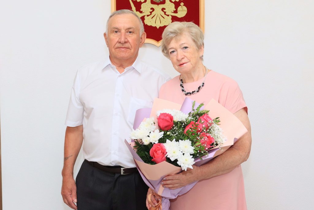 С золотой свадьбой поздравили Виктора и Елену Бусыгиных