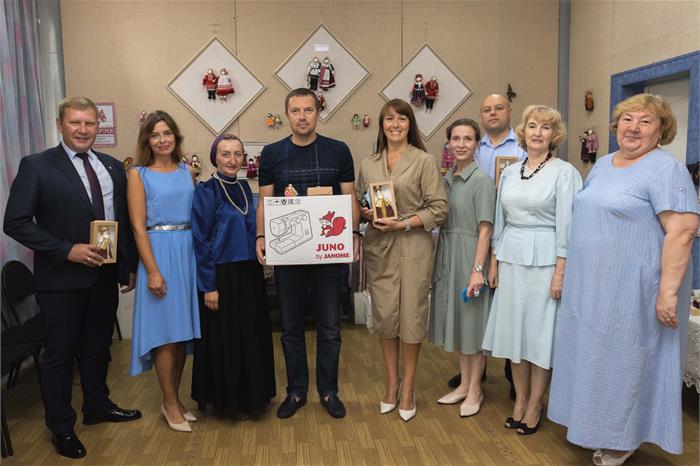 Для коркинской творческой мастерской «Жаворонок» депутат ЗСО Анатолий Ерёмин приобрёл швейную машинку