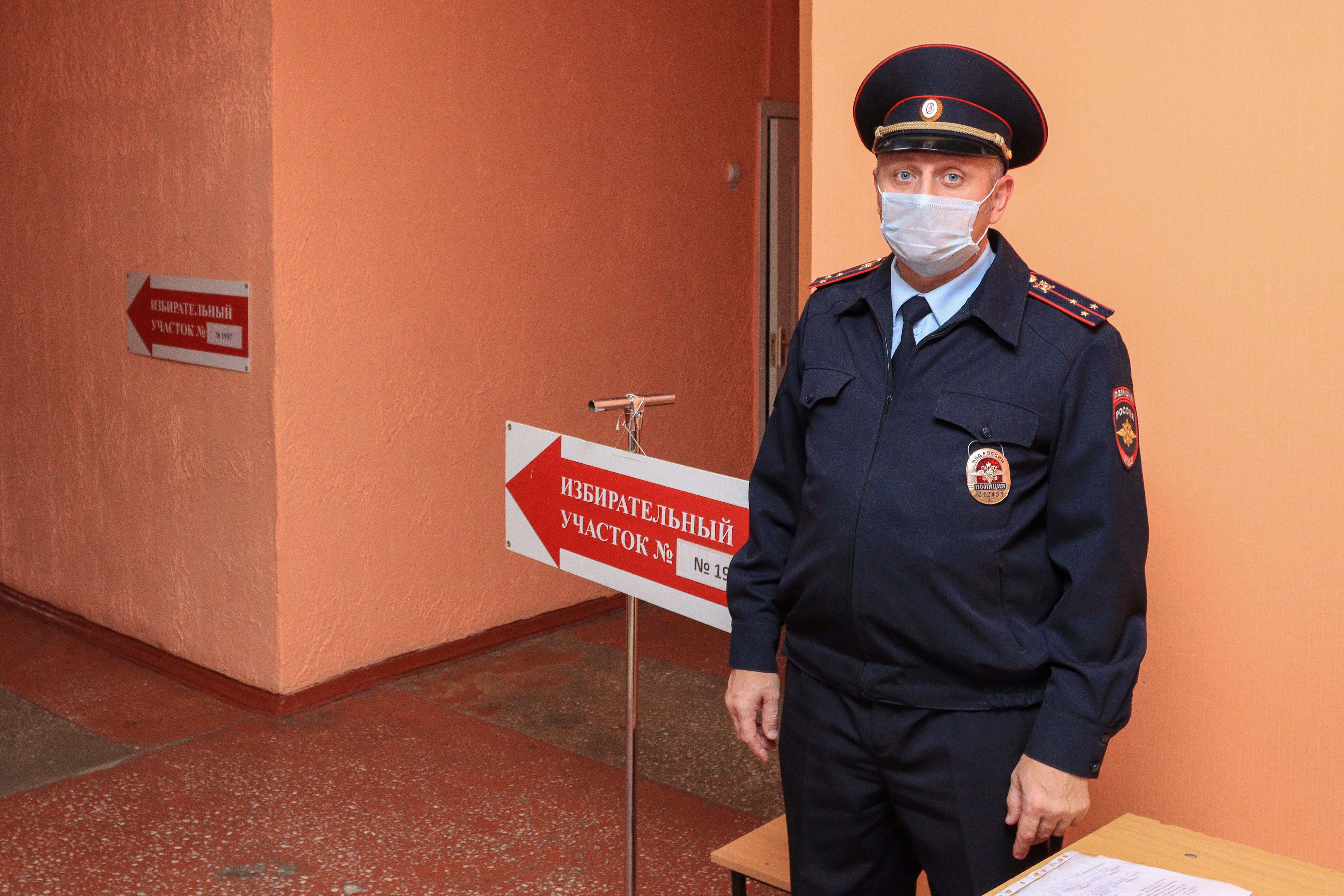 Коркинские полицейские следят за порядком на избирательных участках