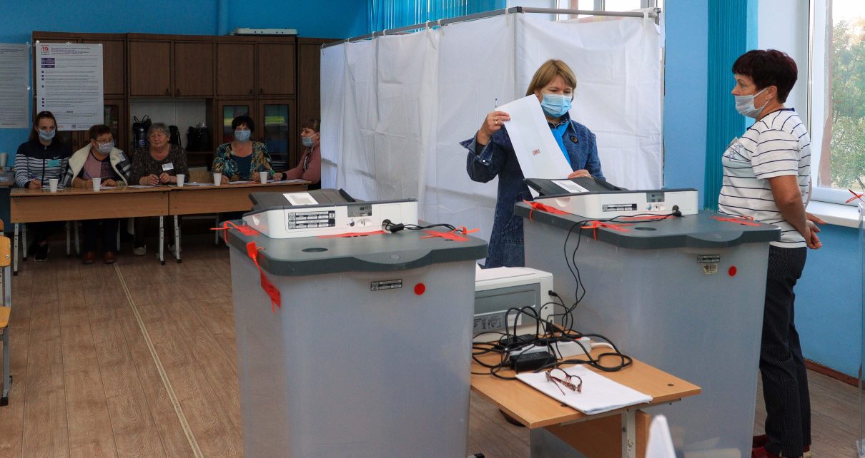 Коркинцы выражают своё мнение на избирательных участках. Остался час для голосования