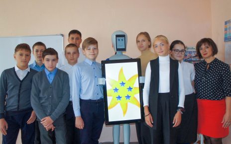 Коркинских школьников познакомили с роботом Женей