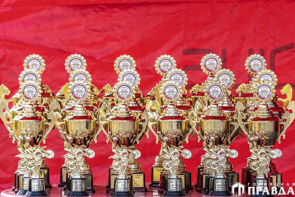 В чемпионате по эндуро на кубок автошколы ДОСААФ города Коркино участвуют более ста спортсменов