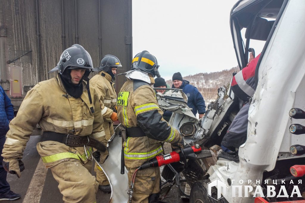 Коркинские спасатели вызволили водителя, зажатого в салоне авто после аварии. ВИДЕО