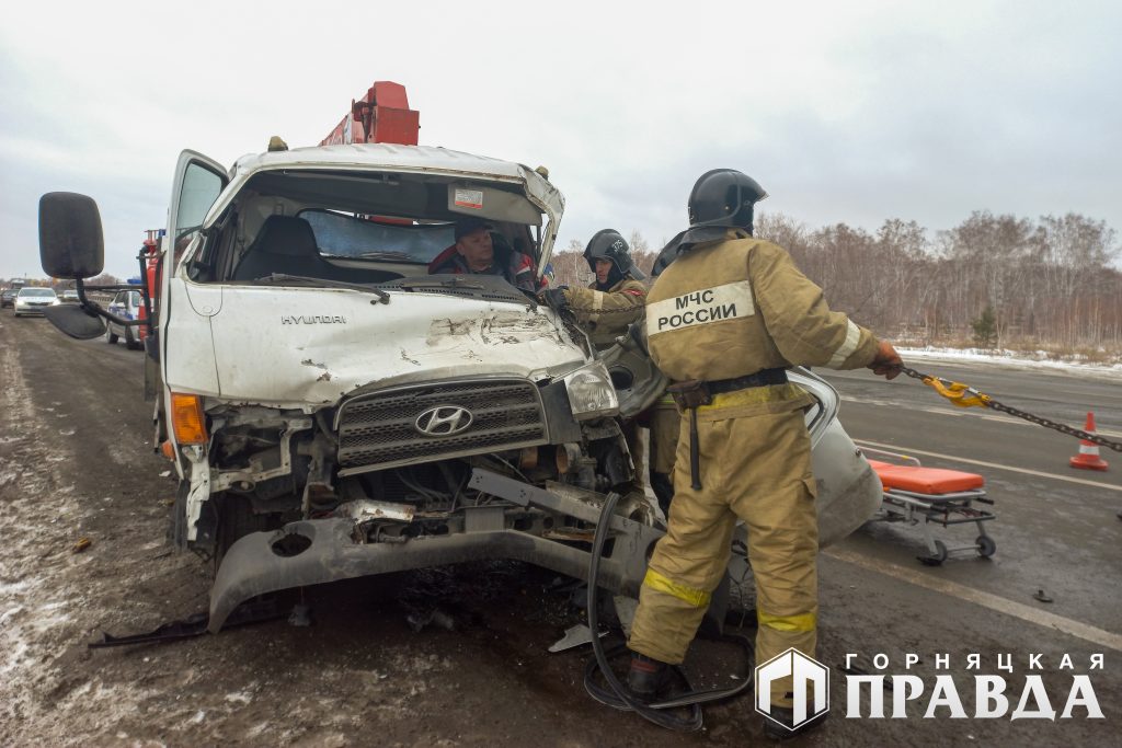 Коркинские спасатели вызволили водителя, зажатого в салоне авто после аварии. ВИДЕО