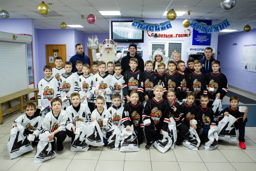 Юные коркинские хоккеисты получили подарки от земляка и звезды НХЛ Артемия Панарина