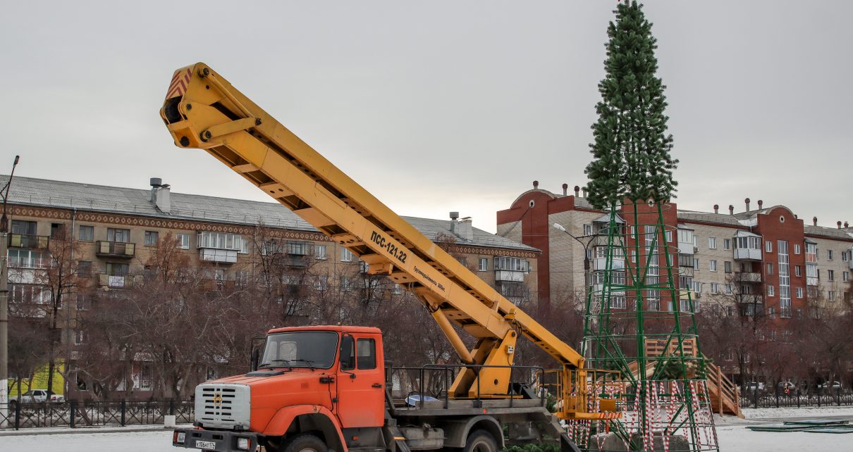 На центральной площади Коркино установили ёлку и деревянные горки