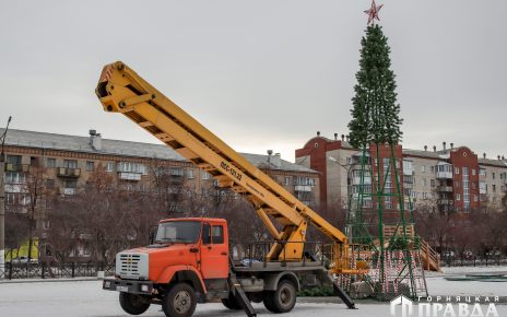 На центральной площади Коркино установили ёлку и деревянные горки