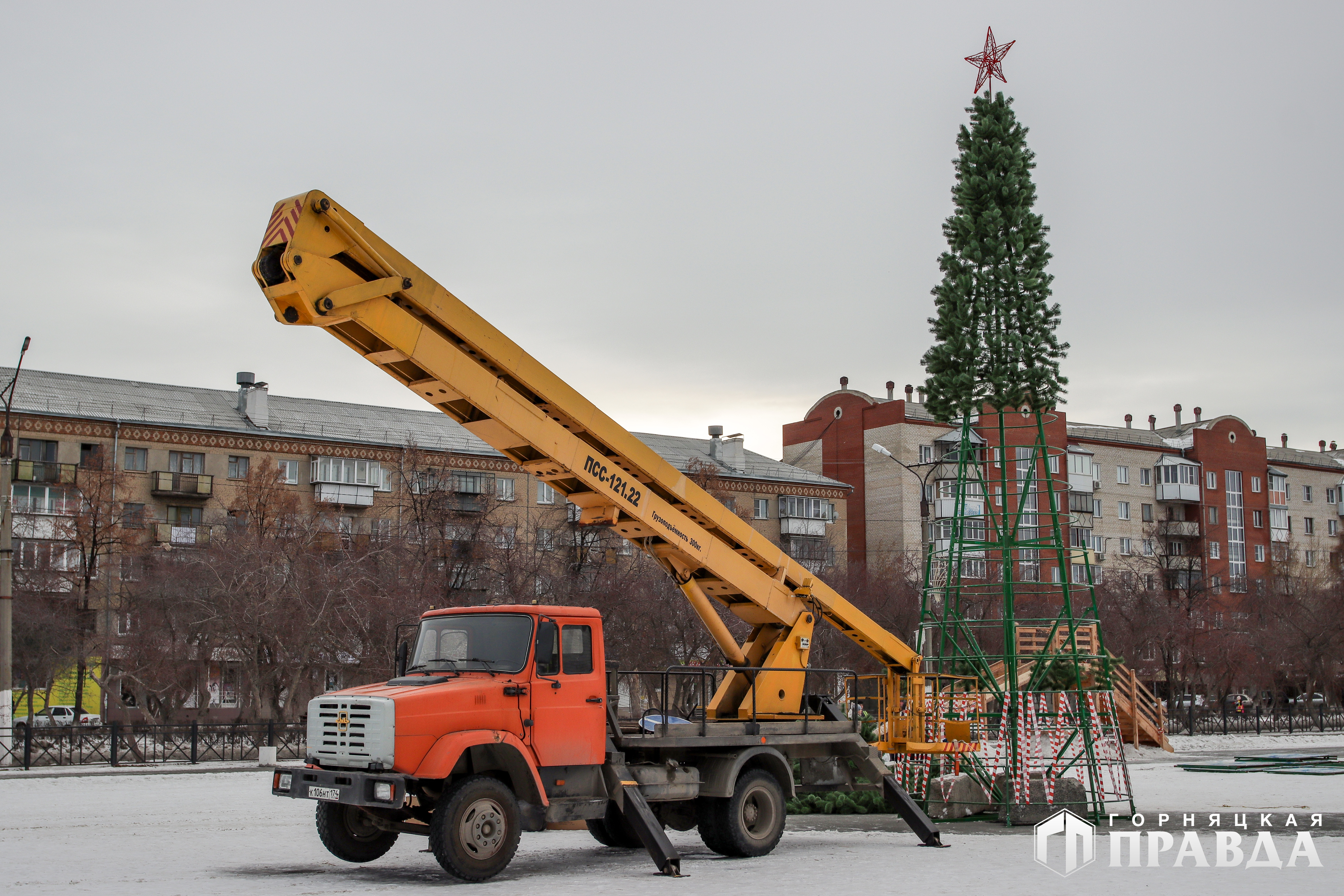 На центральной площади Коркино установили ёлку и деревянные горки - Новости  Коркинского округа