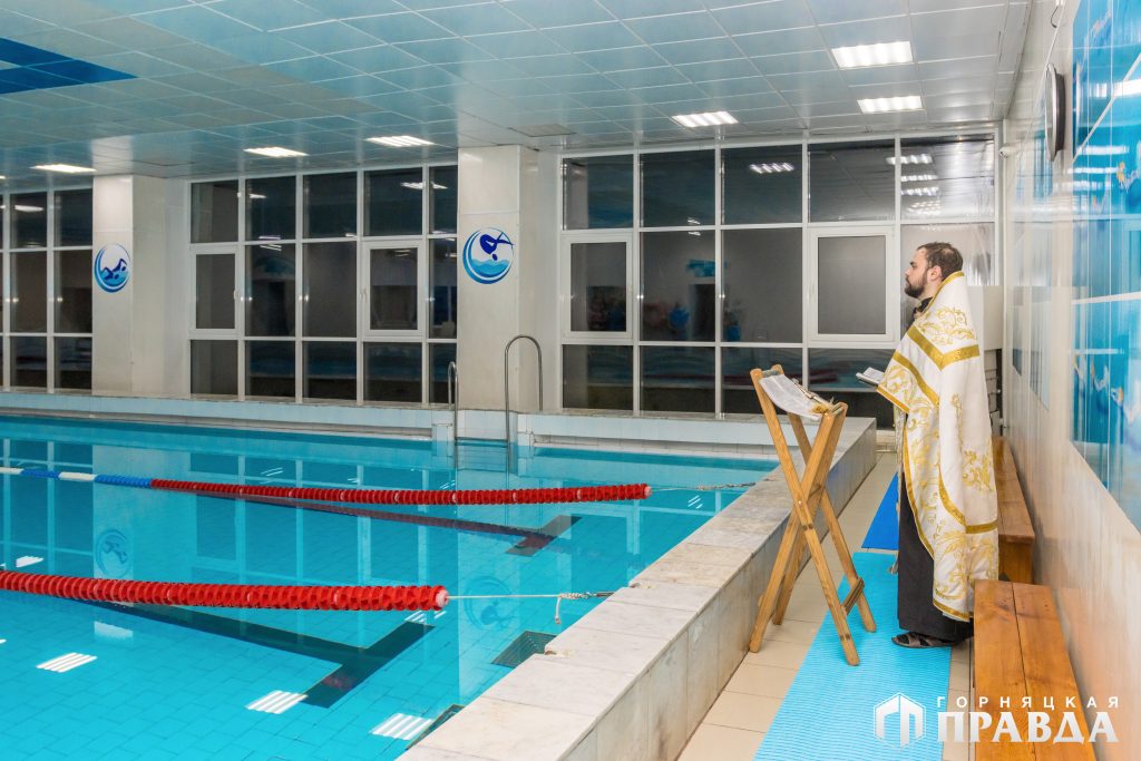 Сегодня впервые коркинцы смогли окунуться в освящённую воду плавательного бассейна