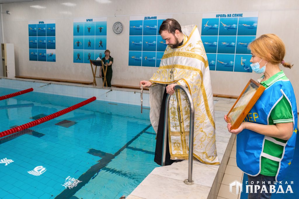Сегодня впервые коркинцы смогли окунуться в освящённую воду плавательного бассейна