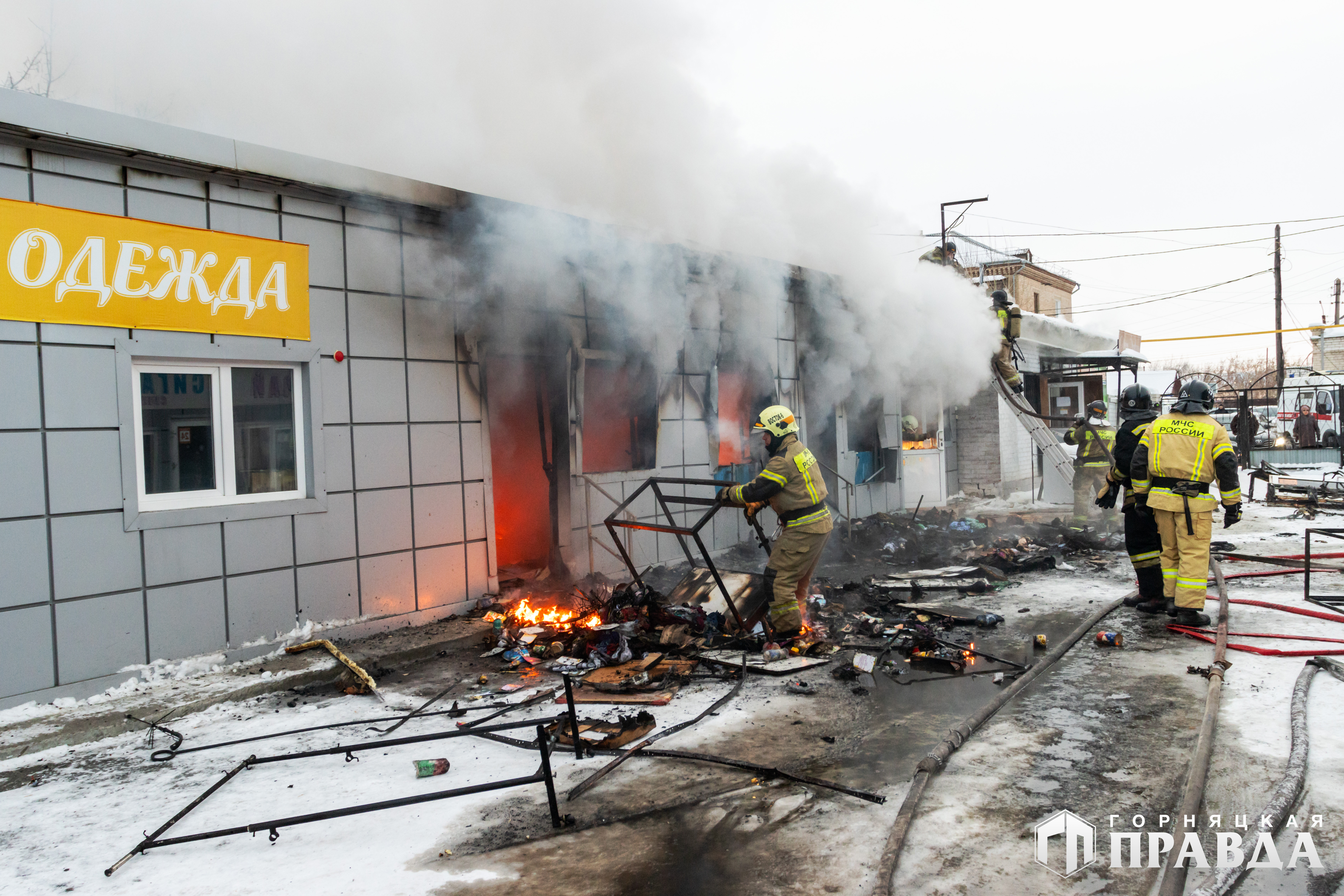 В Коркино горели торговые павильоны на городском рынке - Новости  Коркинского округа