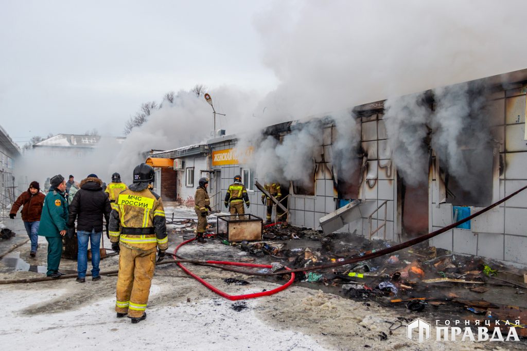В Коркино горели торговые павильоны на городском рынке