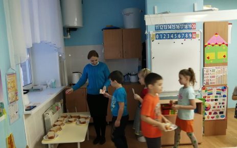 Первомайских дошколят удивили завтраком в 125 граммов хлеба
