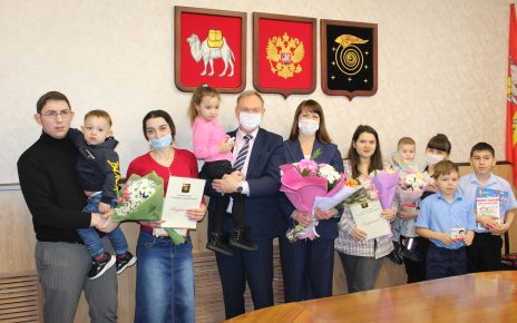 Три коркинские семьи получили сертификаты на жильё