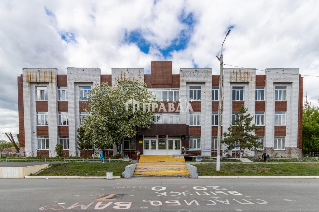 Благодаря поддержке губернатора ремонтируют фасад Коркинской школы искусств