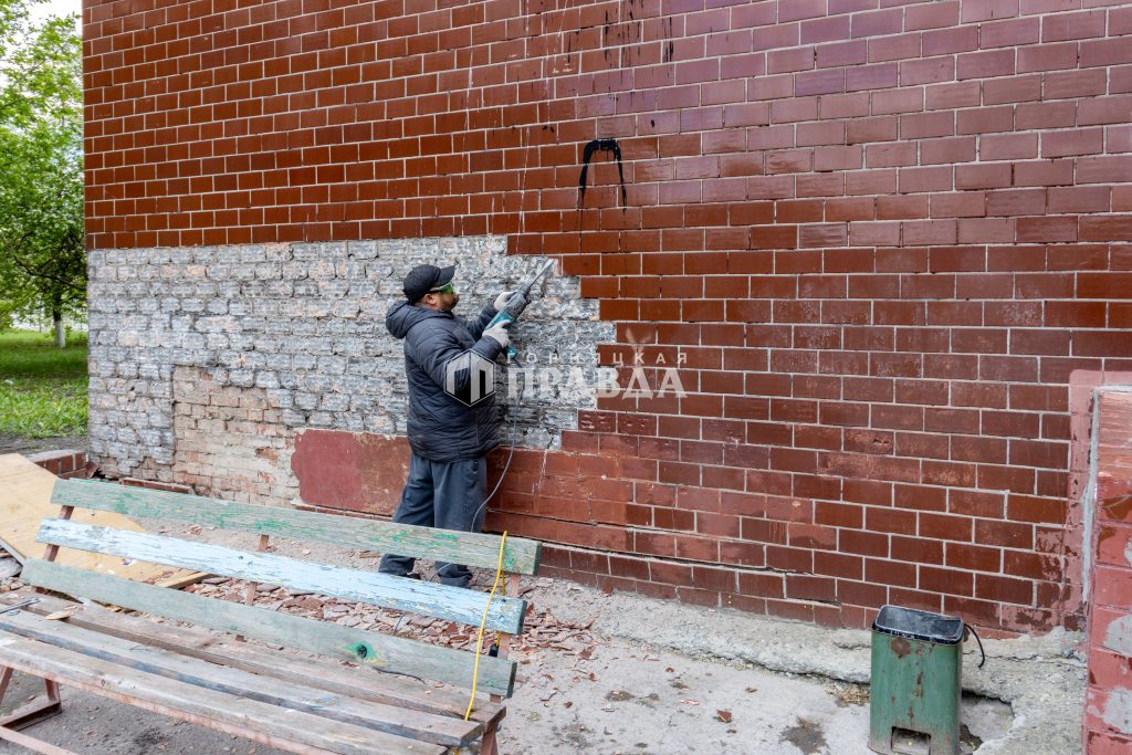 Благодаря поддержке губернатора ремонтируют фасад Коркинской школы искусств