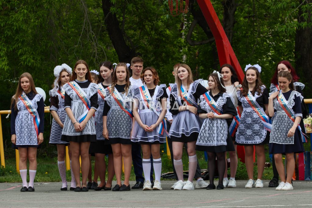 Сегодня для коркинских одиннадцатиклассников в школах прозвенел последний звонок